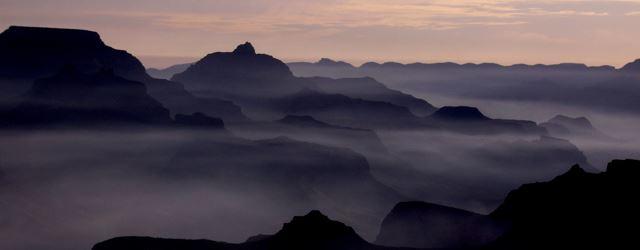 Une mer de nuages dans le Grand Canyon