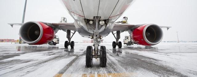 Des passagers obligés de pousser un avion à cause du froid