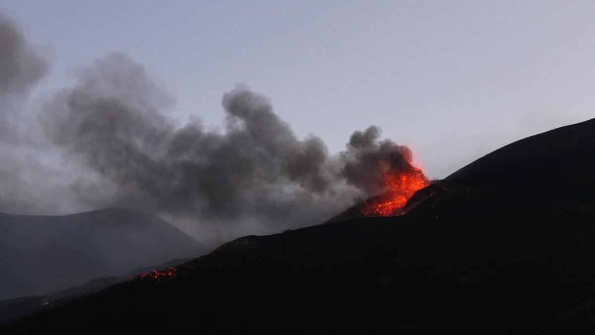 etna-eruption-lave-spectacle-sicile-italie