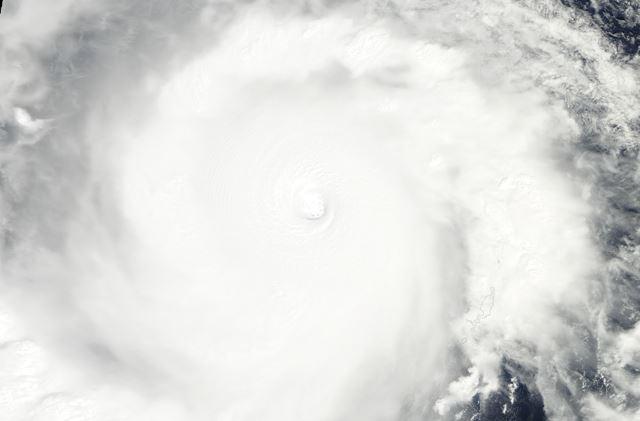 Le super typhon Haiyan arrive sur les Philippines