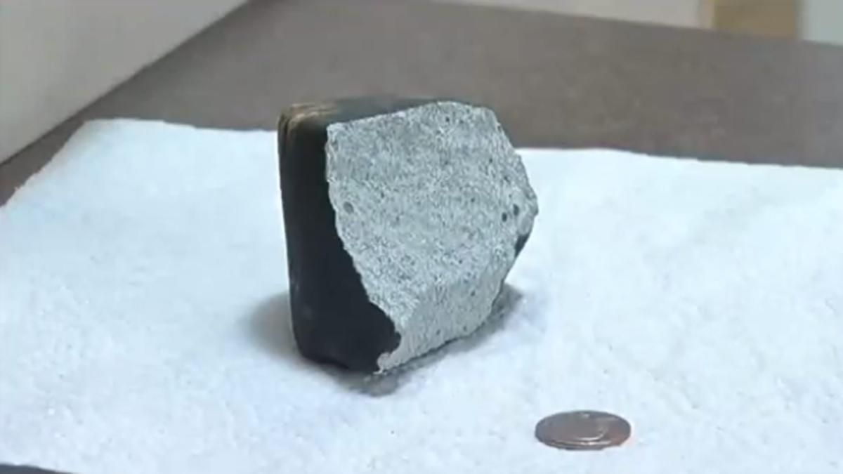 Un fragment de météorite s'écrase sur le toit d'une maison