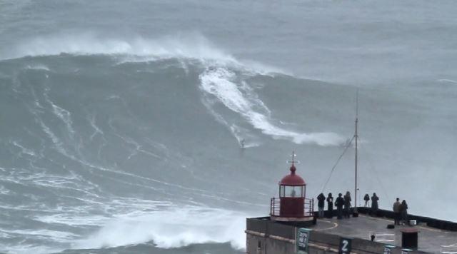 La plus grande vague du monde surfée au Portugal ?