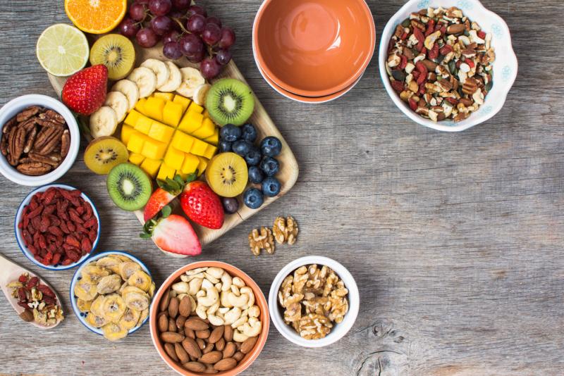 brunch avec des fruits frais et equilibres