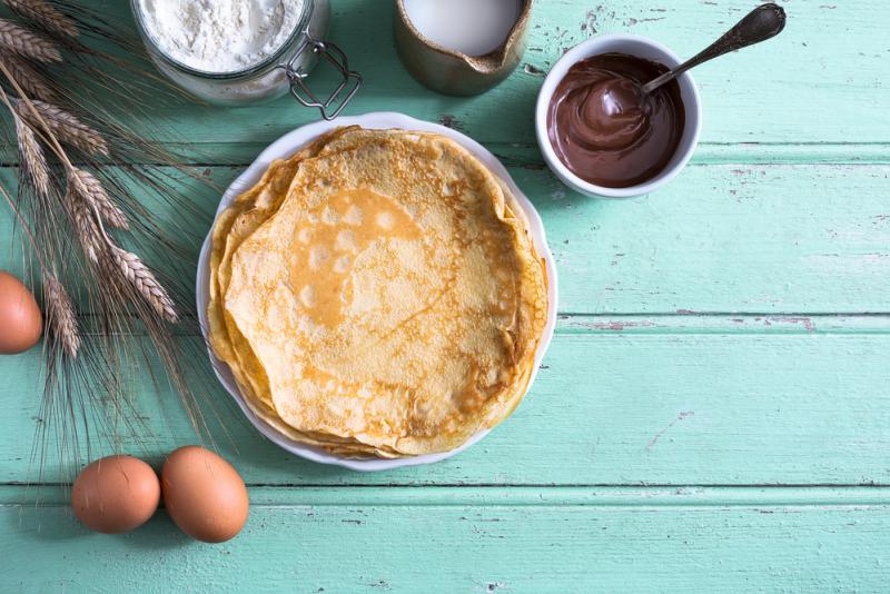 assiettes de crepes avec de la pate a tartiner et sucre