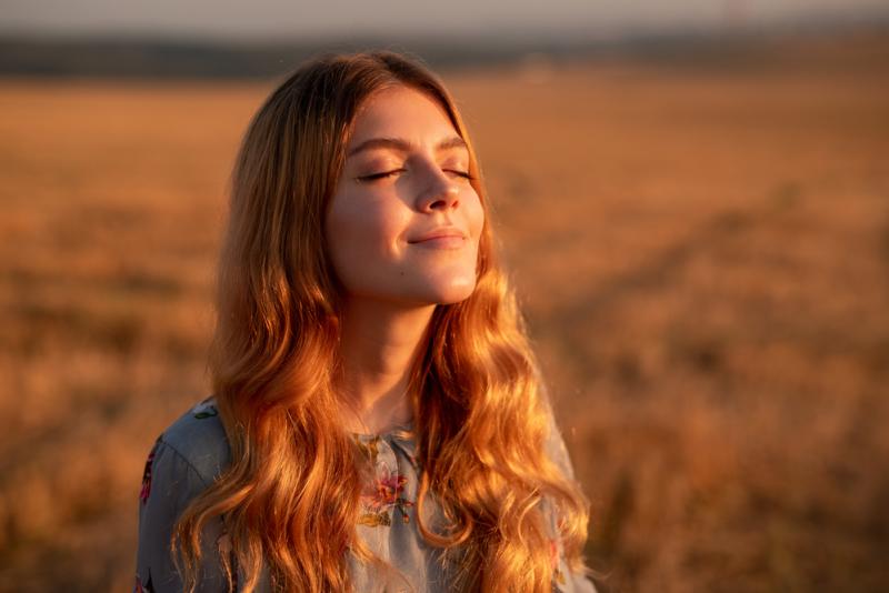 femme qui respire dans un champ