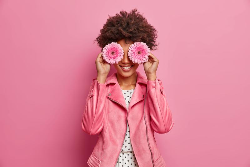 femme avec fleurs