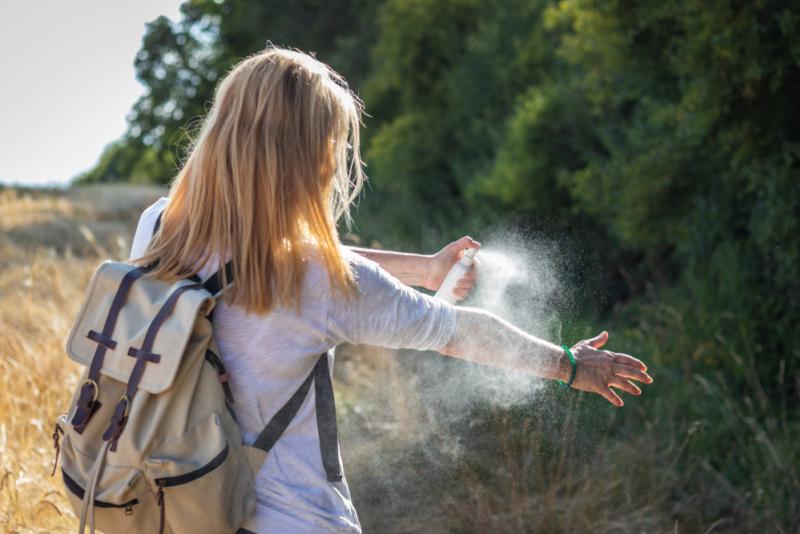 femme balade insectifuge