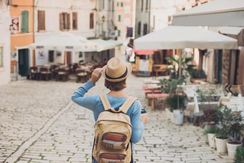 femme en voyage dans un village