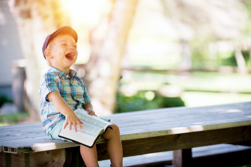 enfants avec un livre en été