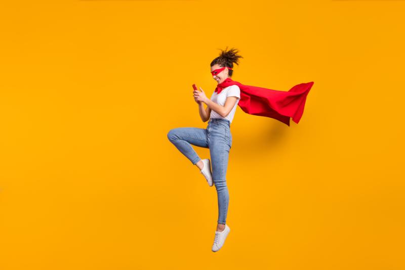 femme avec une cape et un masque superwoman