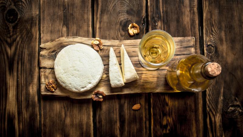 table en bois avec fromage de chèvre et miel