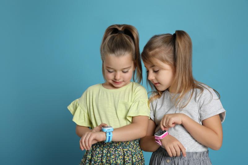 enfants avec des montres