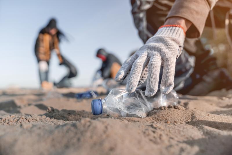 plage ramasser les déchets