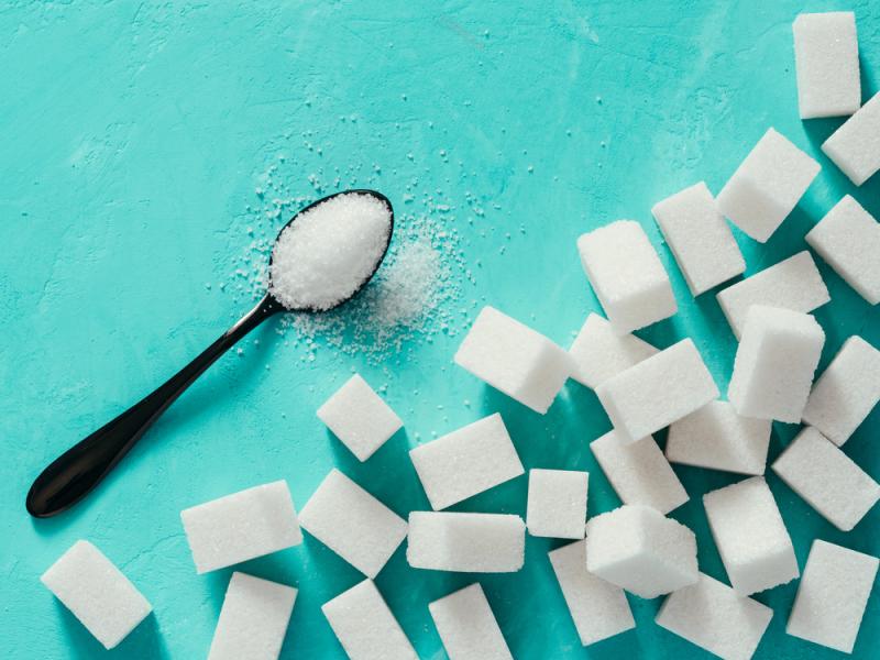 cuillère avec du sucre carrés de sucre blanc