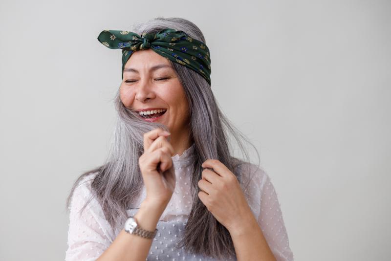 femme avec cheveux gris