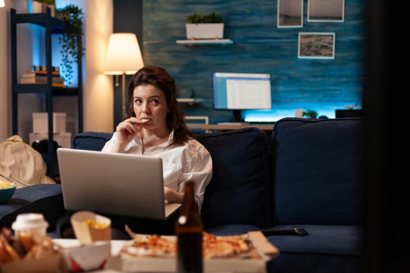 femme devant la télévision dîner