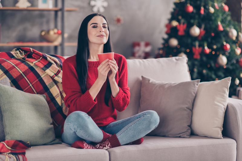 femme zen sur canapé noel 