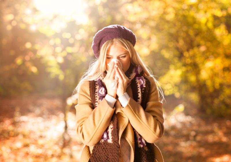 femme automne allergie