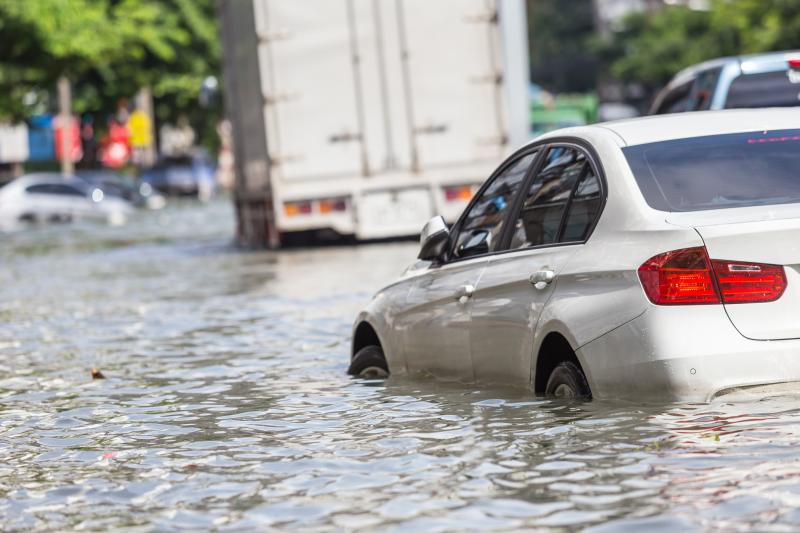 voiture dans l'eau