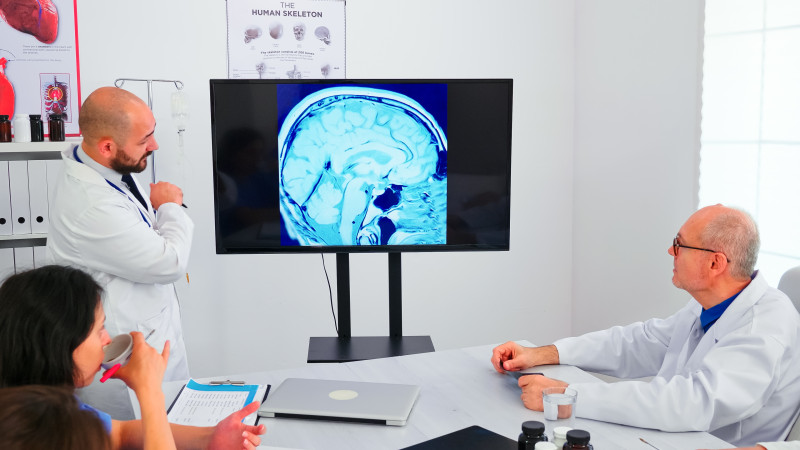 Un médecin présente une IRM cérébrale