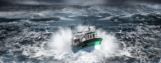 Un chalutier en pleine tempête