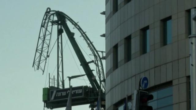 Une grue pliée par la force du vent 