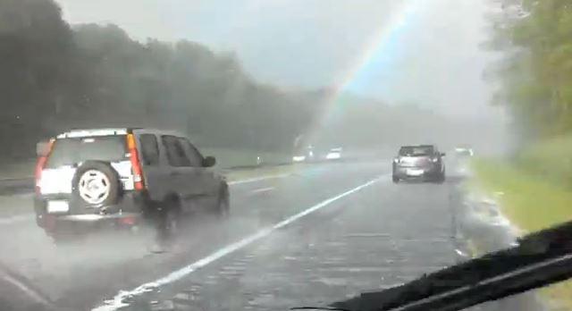 Un couple découvre la fin d'un arc-en-ciel