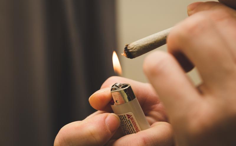 Le cannabis est très répandu chez les jeunes en France. 