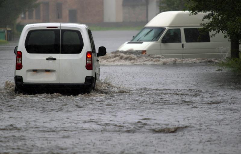 Voitures sur une route inondée