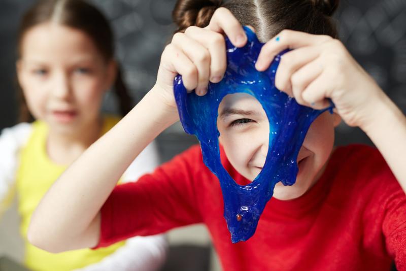 L'UFC-Que Choisir alerte sur les dangers de la pâte "slime".