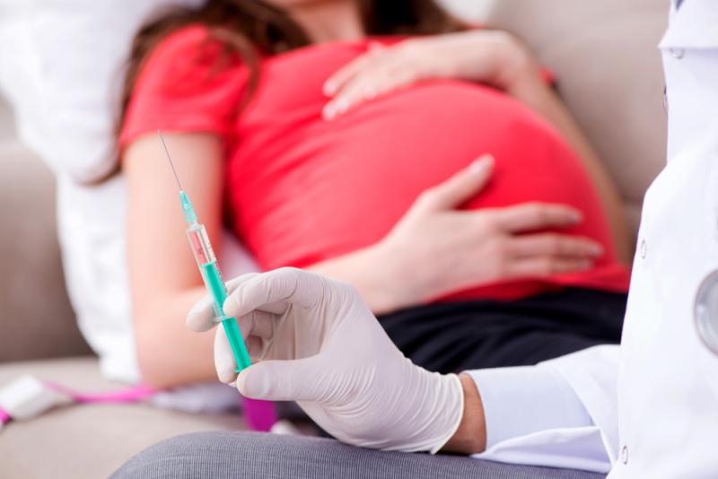 La jeune maman de 25 ans s'est évanouie sous la douleur.