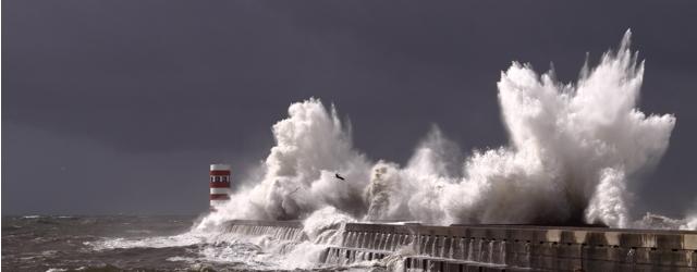 L'île de Sein, secouée par les vagues