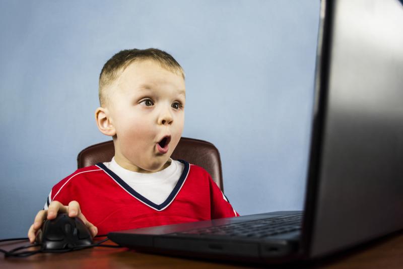 enfant devant un écran