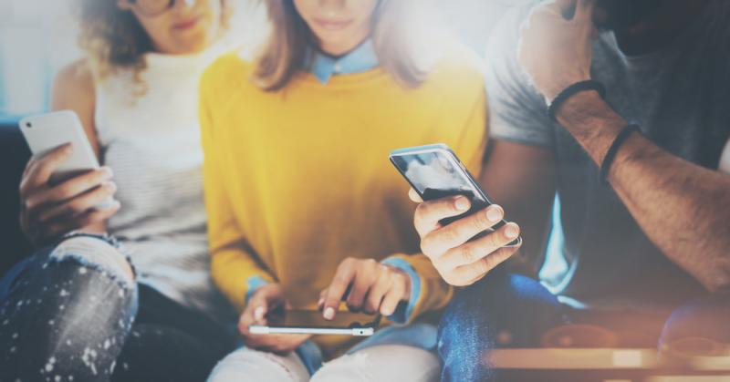jeunes avec des smartphones
