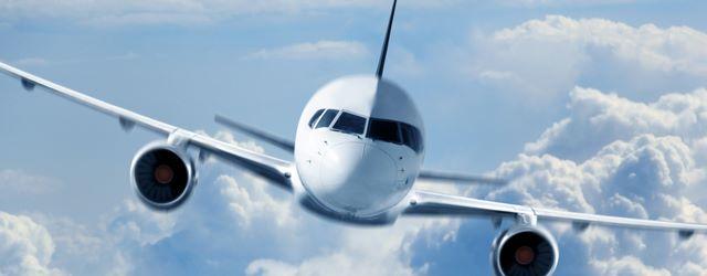 Passage fascinant d'un Boeing dans les nuages
