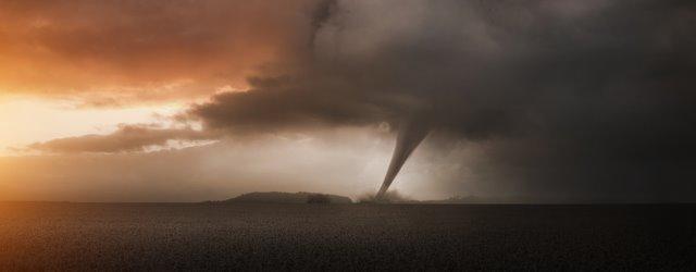 Tornade et orage en pleine nuit, un cocktail explosif