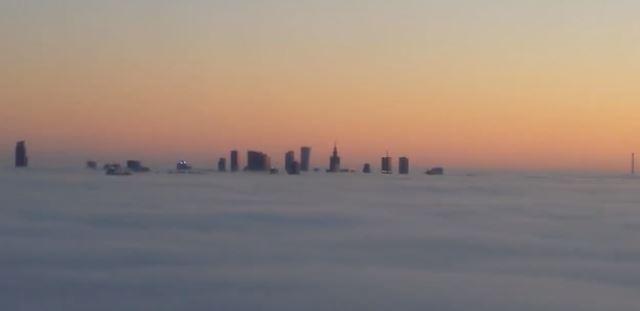 Vue insolite de Varsovie sous le brouillard