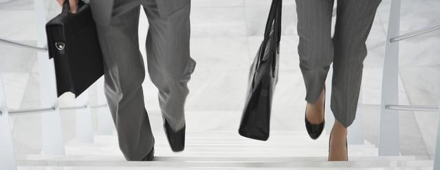 homme et femme d'affaires escaliers 