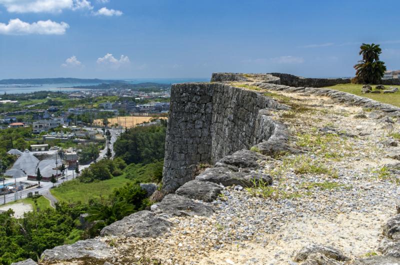 Le château de Katsuren au Japon © shutterstock