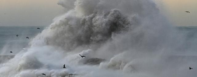 Saint-Malo : Un photographe happé par une vague