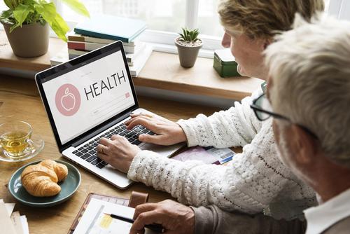 Le carnet de santé en ligne bientôt disponible (c) Shutterstock