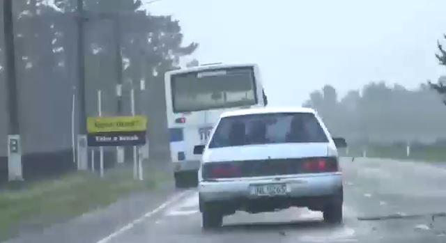 Un bus emporté par le vent