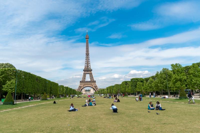 La Tour Eiffel accueille 7 millions de visiteurs par an.