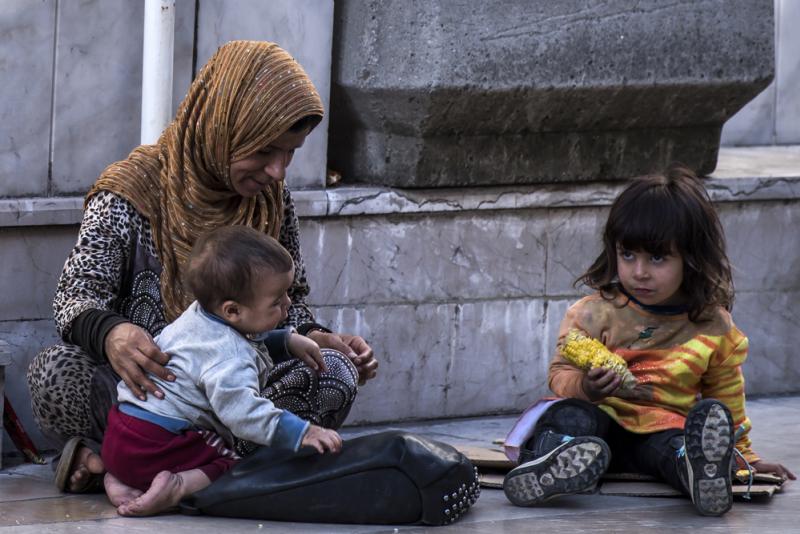 À Paris, Porte de la Chapelle  la gale réapparaît parmi les migrants. 