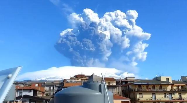 Éruption de l'Etna en vidéo