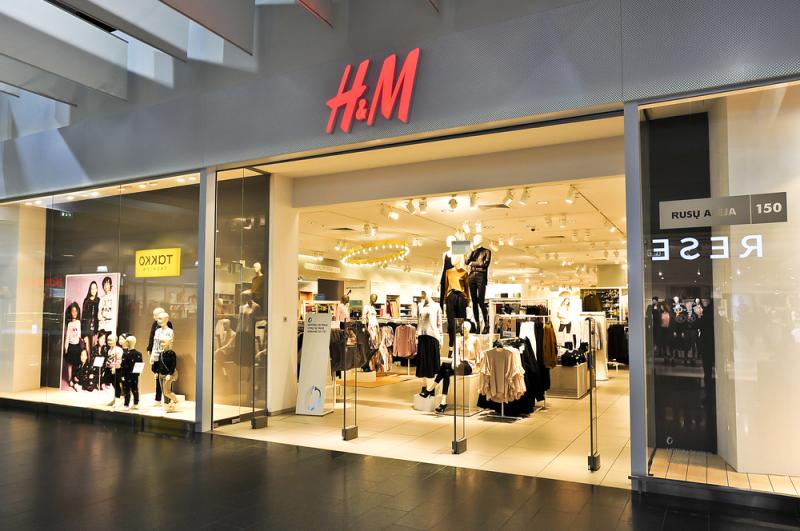 L'enseigne H&M brûlerait des vêtements invendus bien qu'en excellent état.