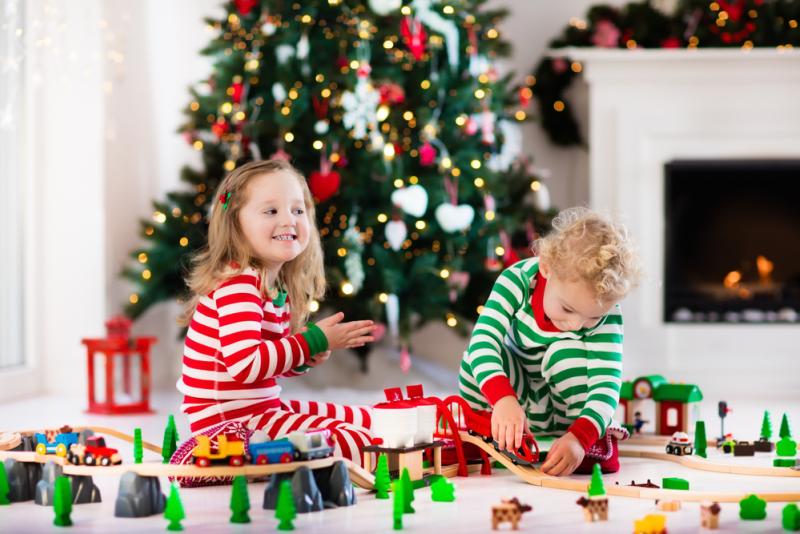 Des enfants au milieu de leurs jouets