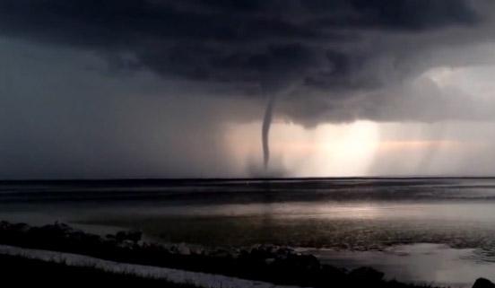 Formation d'une trombe marine en Floride