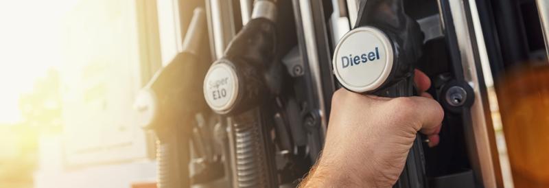 La flambée des prix du carburant se conjugue en France avec la forte hausse des taxes.