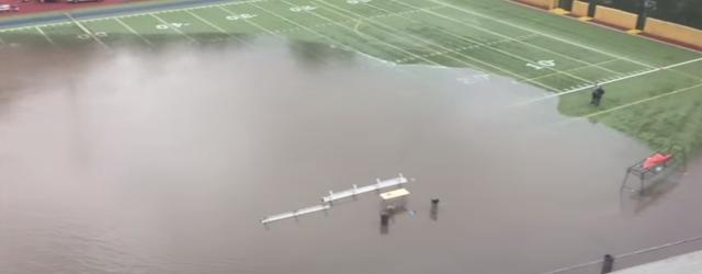 Des pluies transforment les tribunes d'un stade en chute d'eau